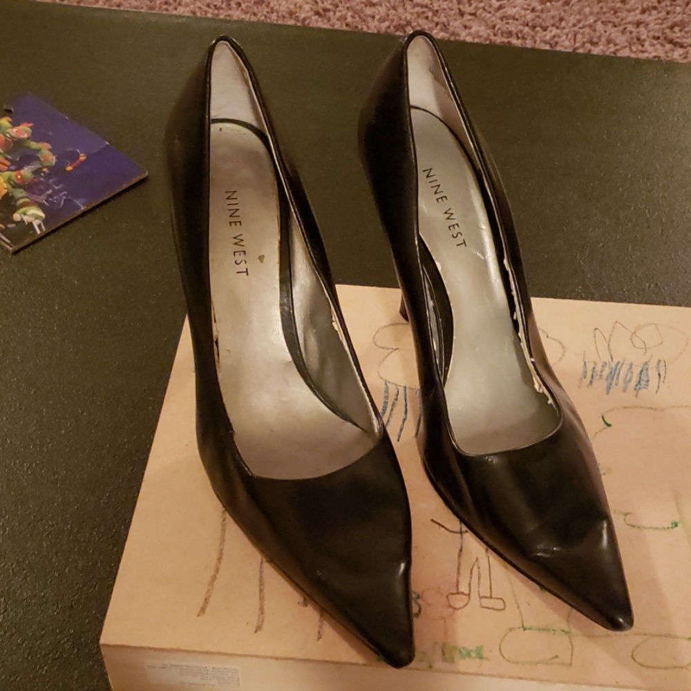 Black pumps